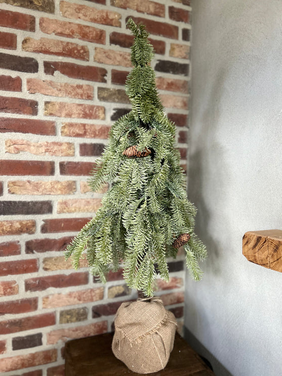 x mas tree met dennenappeltjes