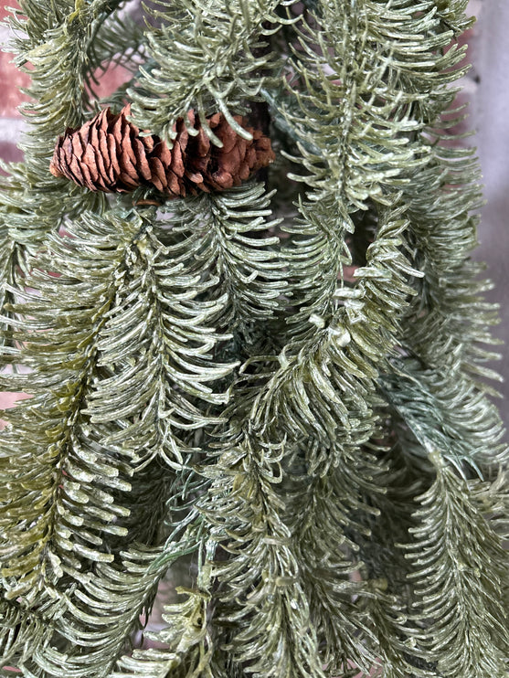 x mas tree met dennenappeltjes