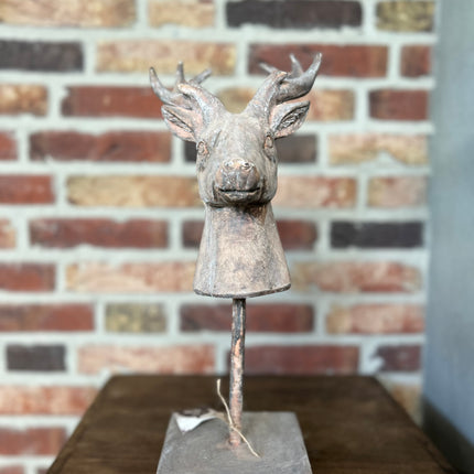 Stenen ornament Hert op voet