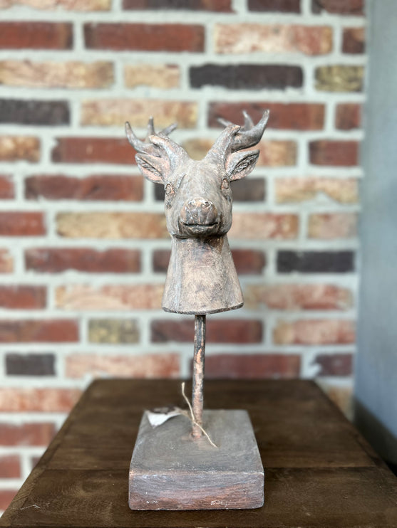 Stenen ornament Hert op voet