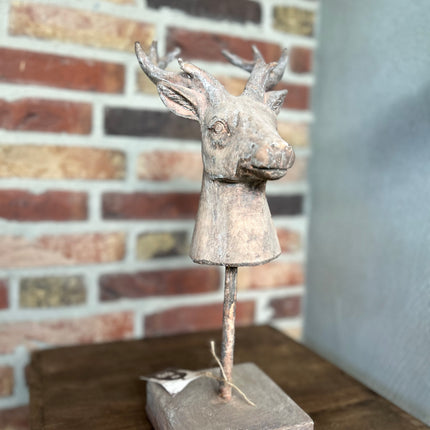 Stenen ornament Hert op voet
