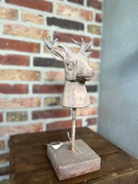 Stenen ornament Hert op voet