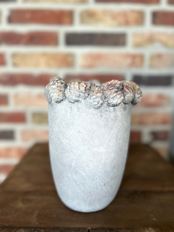 Stenen Pot met Dennenappels hoog