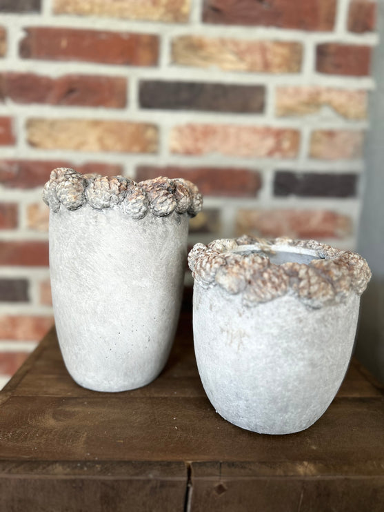 Stenen Pot met Dennenappels hoog