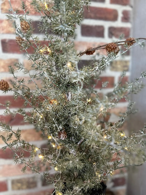 Kunstboompje Larix met dennenappels en verlichting