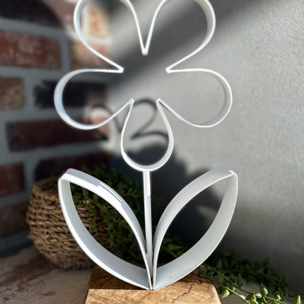 Witte bloem op standaard met houten hartje - 29x16x7,5 cm - Metaal - Hout