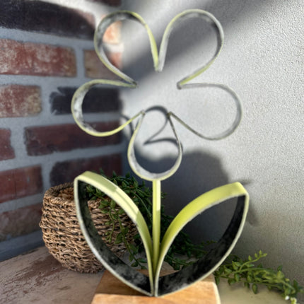 Groene bloem op standaard met houten hartje - 29x16x7,5 cm - Metaal - Hout