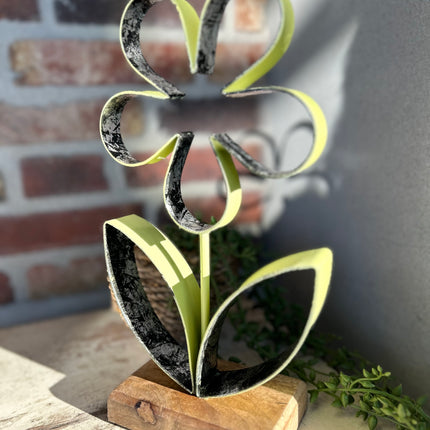 Groene bloem op standaard met houten hartje - 29x16x7,5 cm - Metaal - Hout