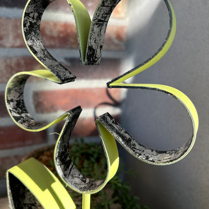 Groene bloem op standaard met houten hartje - 29x16x7,5 cm - Metaal - Hout