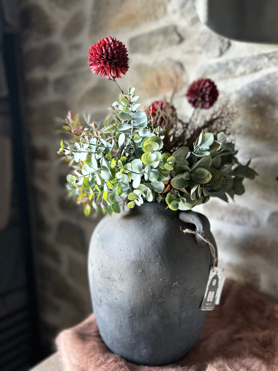 Stenen kruik  compleet met bloemen