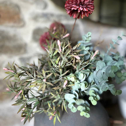 Stenen kruik  compleet met bloemen