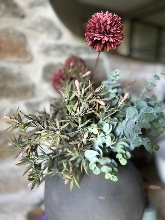 Stenen kruik  compleet met bloemen