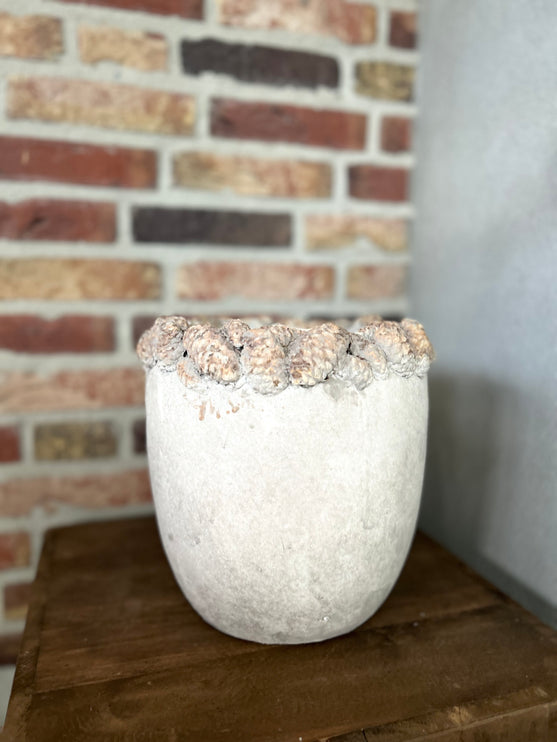 Stenen pot met denneappelrand