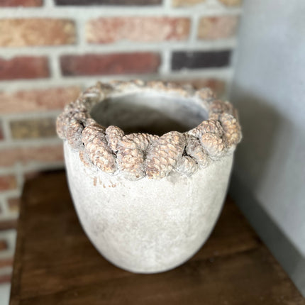 Stenen pot met denneappelrand