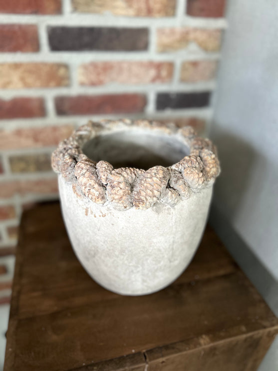 Stenen pot met denneappelrand