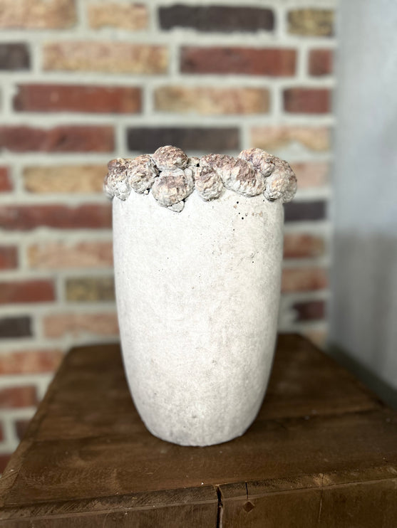 Stenen pot met denneappelrand