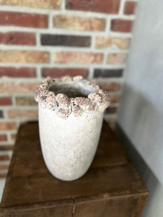 Stenen pot met denneappelrand
