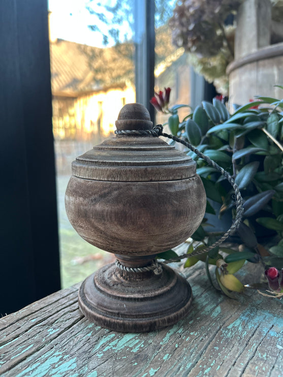 Houten potje op pootje met deksel