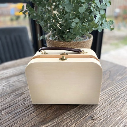 Houten koffertje met leren handvat