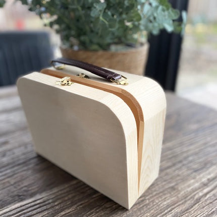 Houten koffertje met leren handvat