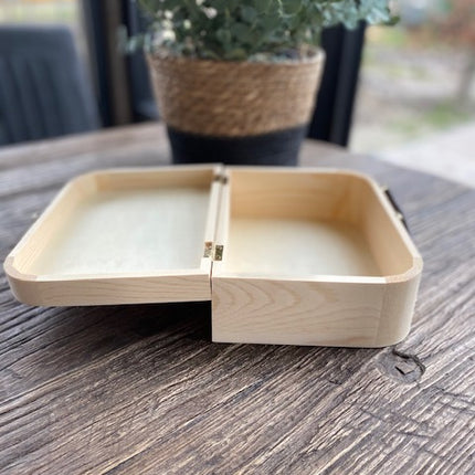 Houten koffertje met leren handvat