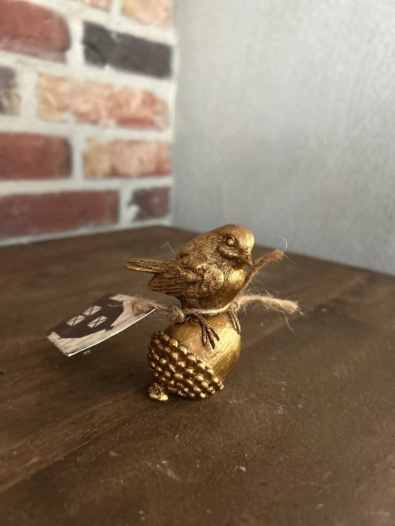 Gouden Vogeltje op eikel