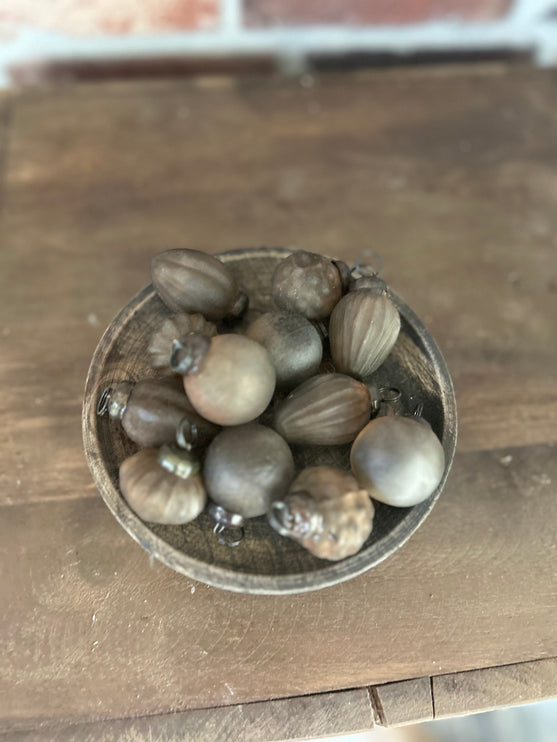 Houten schaaltje op pootjes met mini kerstballen