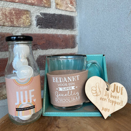 Cadeaupakket juf - flesje met bruisballen - Theeglas Bedankt schooljaar - Houten hartje
