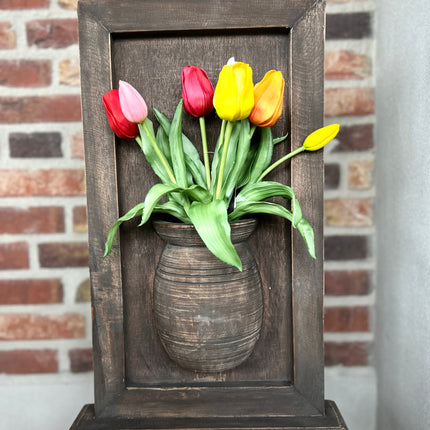 Houten wandpaneel met vaas op voet