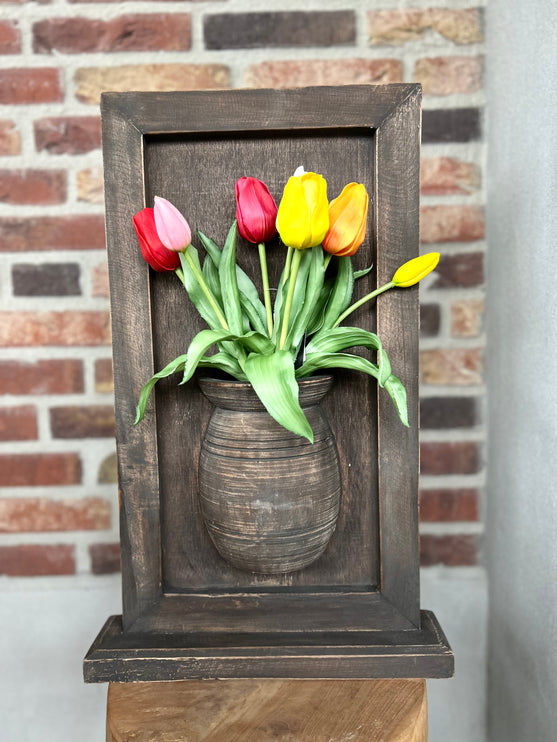 Houten wandpaneel met vaas op voet