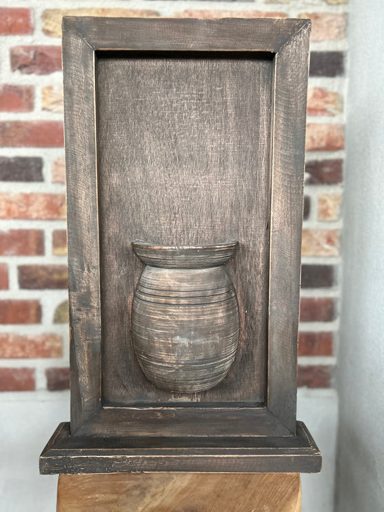 Houten wandpaneel met vaas op voet