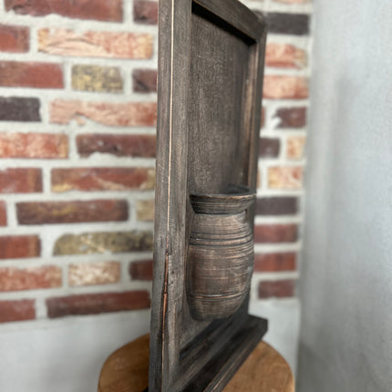 Houten wandpaneel met vaas op voet