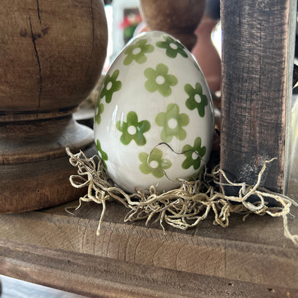 Porseleinen ei met groene bloempjes