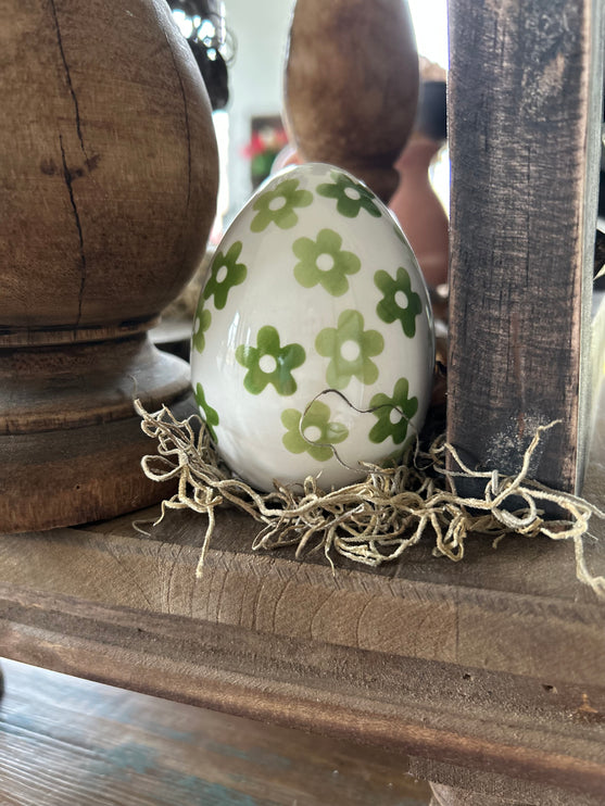 Porseleinen ei met groene bloempjes