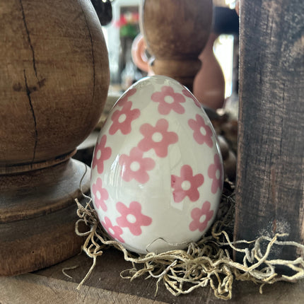 Porseleinen ei met roze bloempjes