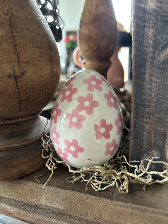 Porseleinen ei met roze bloempjes