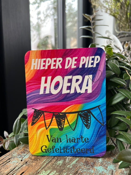Houten kaartje Hieperdepiep hoera (regenboog)