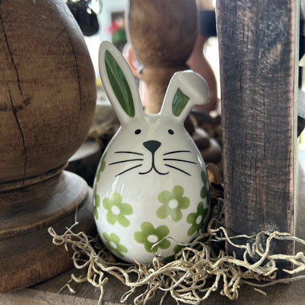 Porseleinen haasje met groene bloempjes