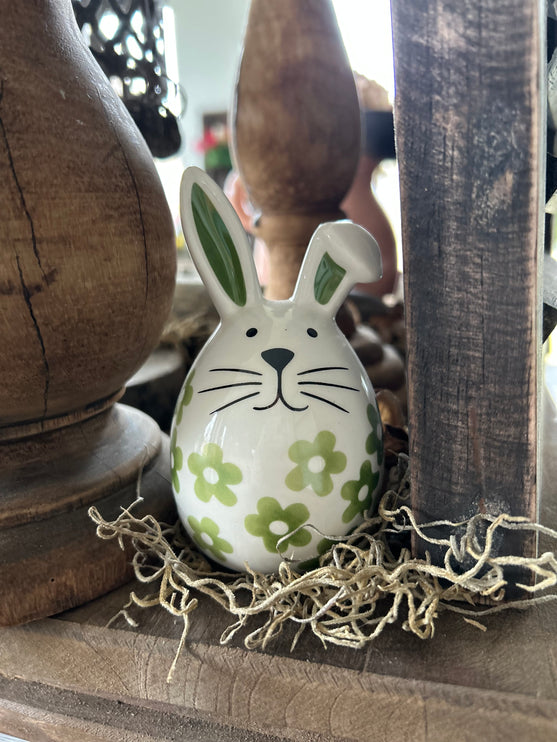 Porseleinen haasje met groene bloempjes