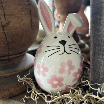 Porseleinen haasje met roze bloempjes