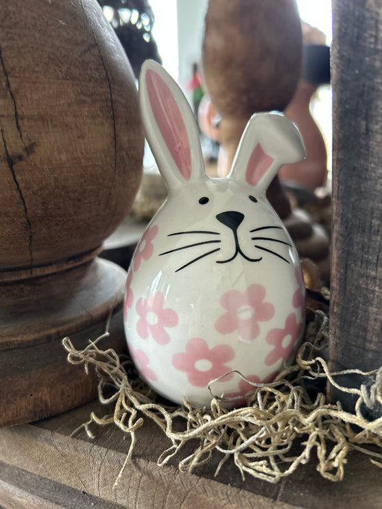 Porseleinen haasje met roze bloempjes