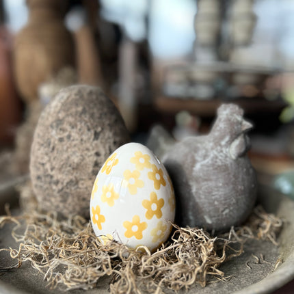 Porseleinen ei met gele bloempjes