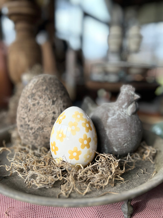 Porseleinen ei met gele bloempjes