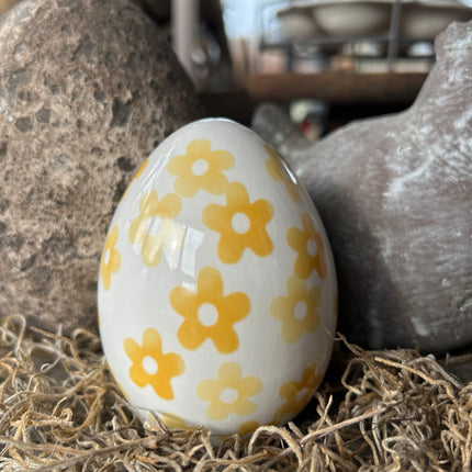 Porseleinen ei met gele bloempjes