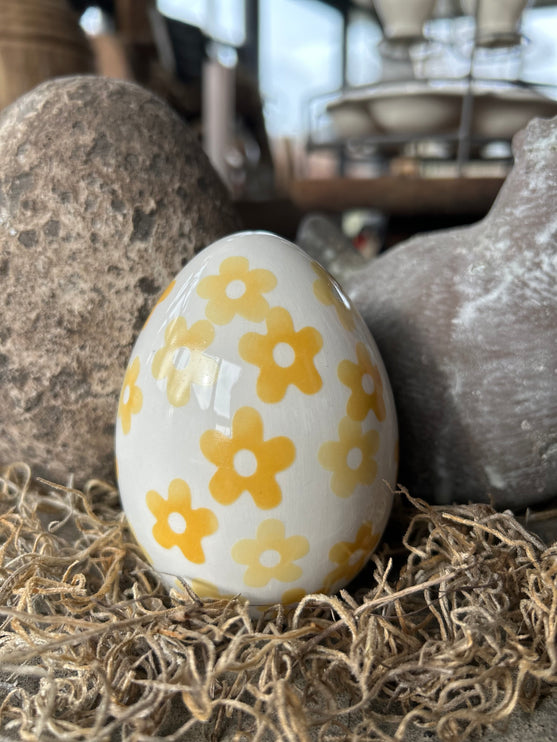 Porseleinen ei met gele bloempjes