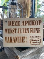 houten kaartje met tekst apekop
