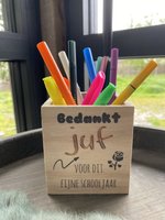 Pennenbakje met de tekst Bedankt juf (bloemetje) voor dit schooljaar